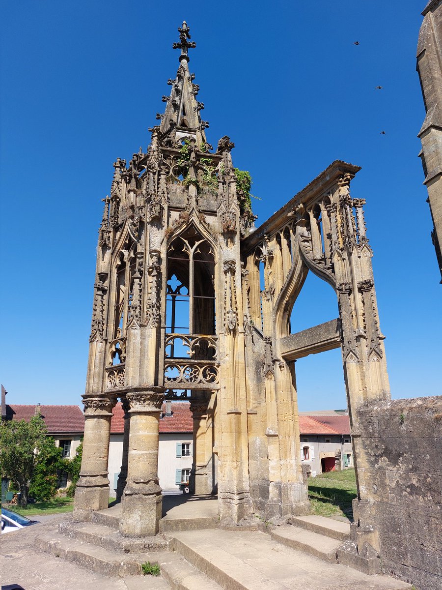 Avioth en Meuse. Petit monument unique au monde, la recevresse, chef d'œuvre du gothique. La statue de la Vierge y recevait des offrandes des pèlerins. On peut voir le moulage #CiteArchitecture  à Paris 
Avec <a href="/payet_ryad/">Ryad Payet</a>
#hg