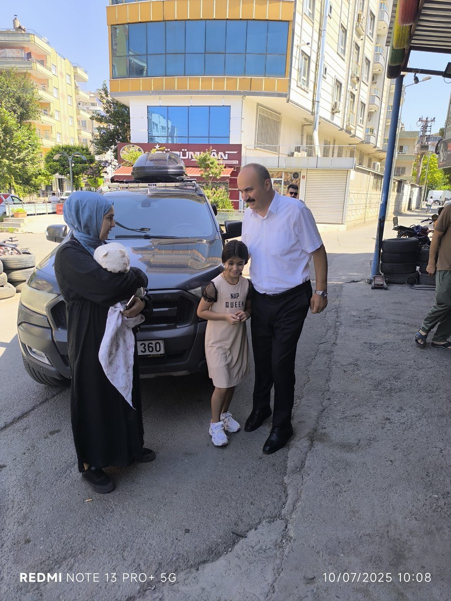 Bugün Pınarbaşı Mahallesi Hamidi Caddesi’nde esnaf kardeşlerimizi ziyaret ettik. Dükkanlarına konuk olduk, çaylarını içtik, dertlerini ve taleplerini dinledik. Samimi sohbetlerde mahallemizin ihtiyaçlarını konuştuk, notlarımızı aldık.

Yolda karşılaştığımız vatandaşlarımızla