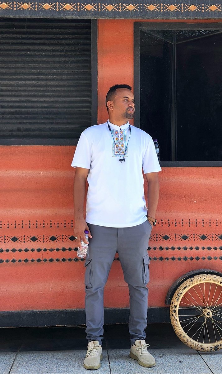 الكلاب تنبح والقافلة تنبح وكل شيء ينبح في هذه البلاد و لا أحد يسير.

"True detective - 2014"