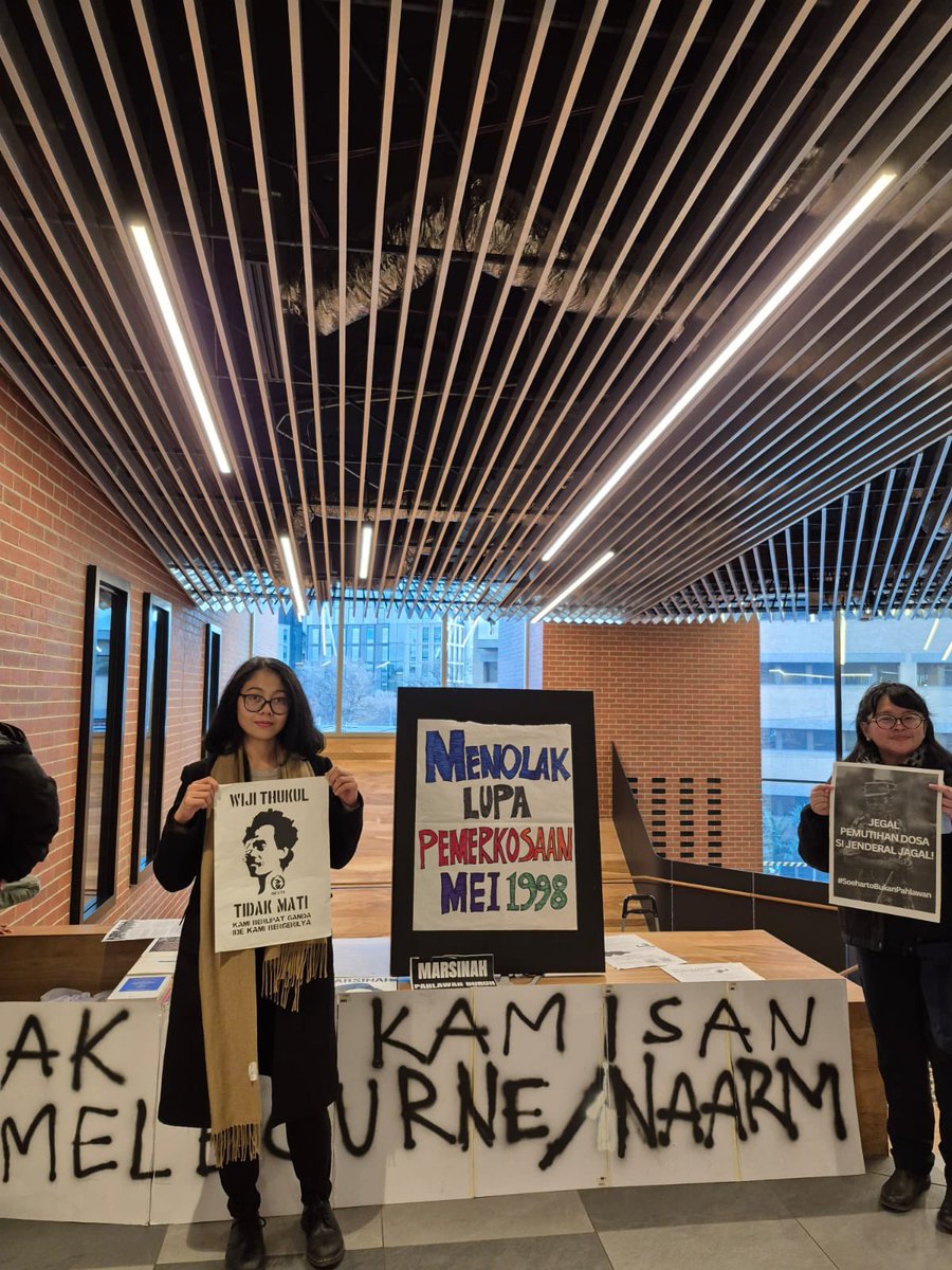 Selemah-lemah iman perwakilan warga ANU sayah dan <a href="/dyahkathy/">Dyah Ayu Kartika</a> Aksi Kamisan usai konferensi Indonesia 80 Years of Independence di Melbourne Connect Building UniMelb. Terima kasih ajakannya kawans Unimelb!

Tolak impunitas! Hidup korban!