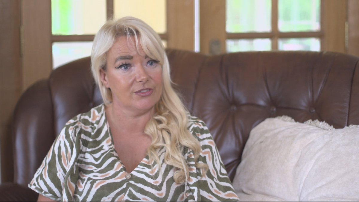 Rhonda O’Neill was twice asked to prove her medical condition at Belfast International Airport. 

She said her treatment was deeply upsetting and humiliating saying she felt "treated like a terrorist".

The airport has apologised.

Full report here - itv.com/news/utv/2025-…