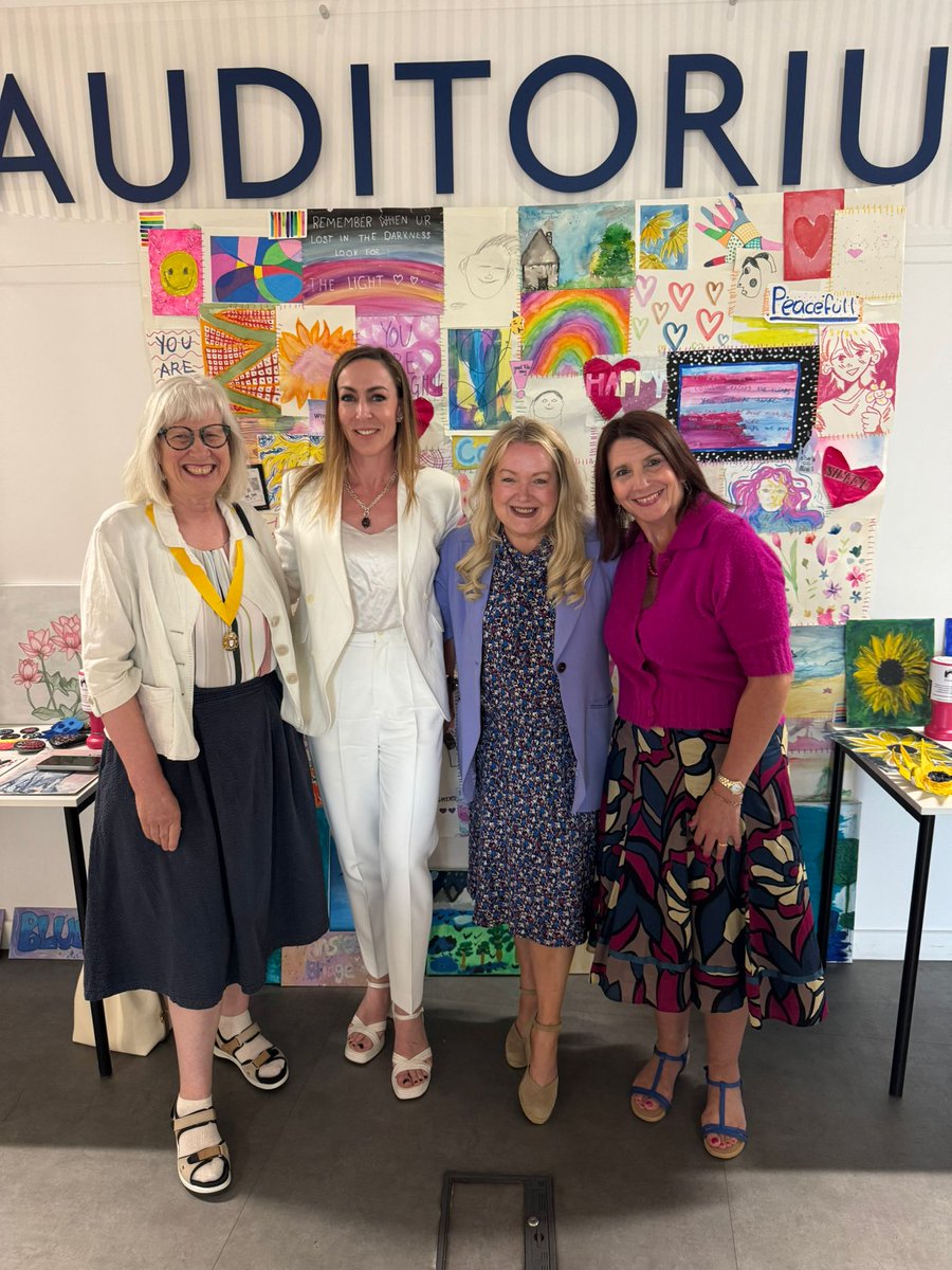 juliacambridge1's tweet image. Celebrating achievement, progress, kindness &amp;amp; hope at the Anstee Bridge Graduation Day. Katherine &amp;amp; her team work tirelessly to nurture a sense of belonging. Patron Lisa Carrodus presented her award. We all loved the music &amp;amp; art on show 🎨
Why not help 👇
justgiving.com/page/anstee-br…