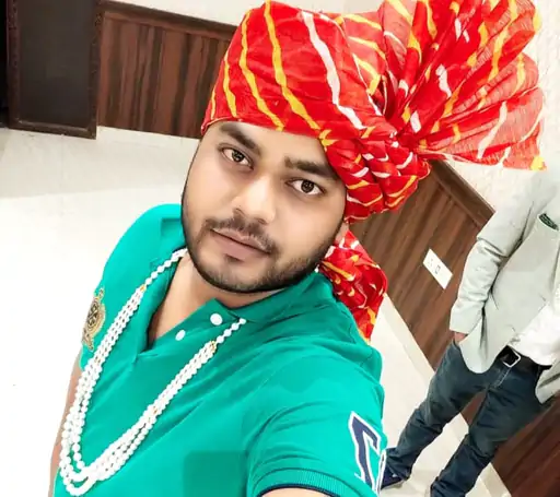 यूपी के देवरिया में दरोगा के बेटे की पीट-पीटकर हत्या कर दी गई। वजह सिर्फ इतनी थी कि दरोगा के बेटे ने बाइक सवारों को कार के आगे-पीछे स्टंट करने से रोक दिया था। इससे युवक भड़क गए। उन्होंने 7-8 लड़कों को फोन कर बुलाया और दरोगा के बेटे और उसके दो दोस्तों को पीटने लगे।

मौका मिलने पर