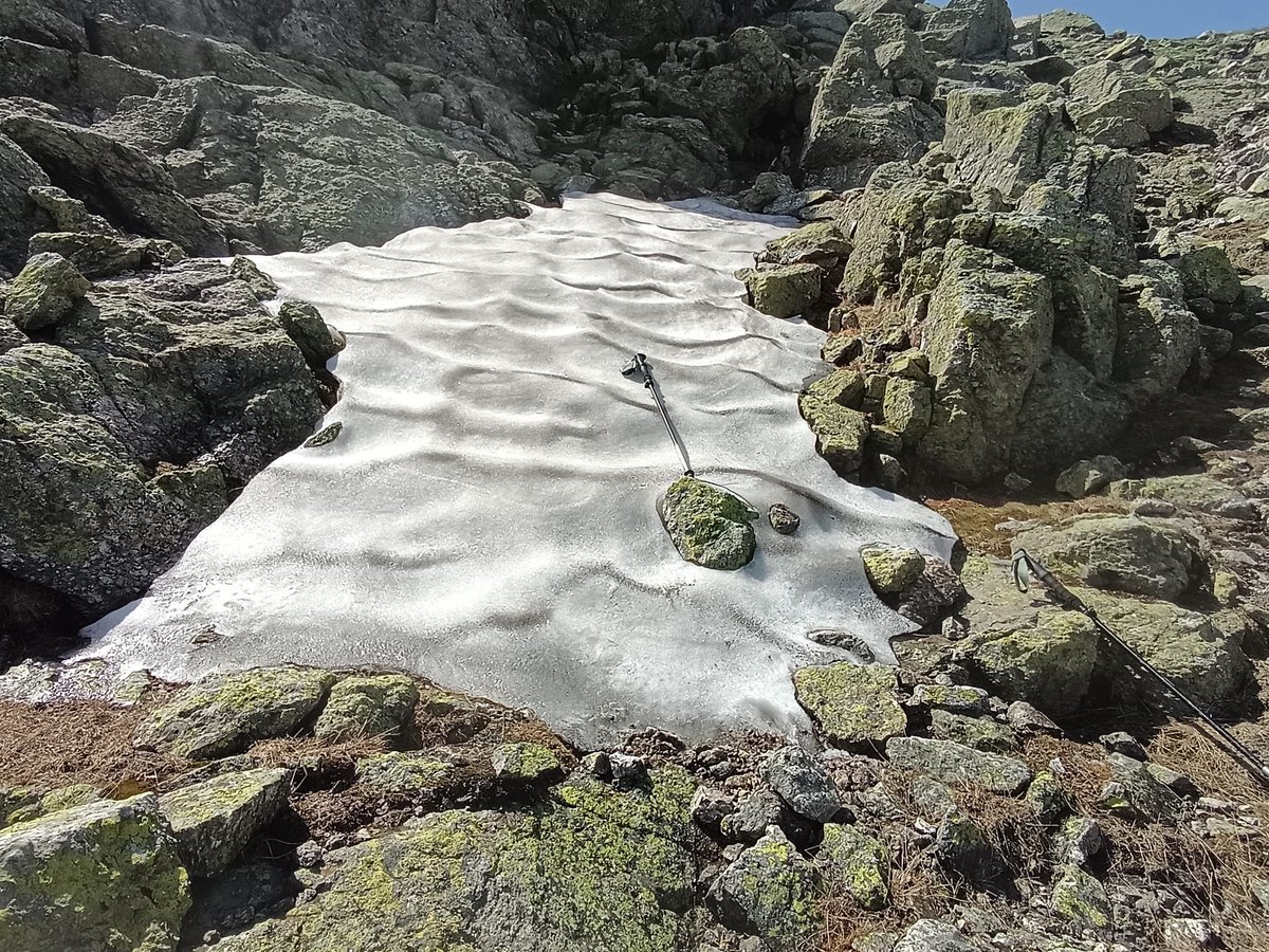 El último “gran” nevero de Cabezas a 10 de Julio. Gracias Pedro por la foto y por aguantar la solanera para llegar hasta el 🥲