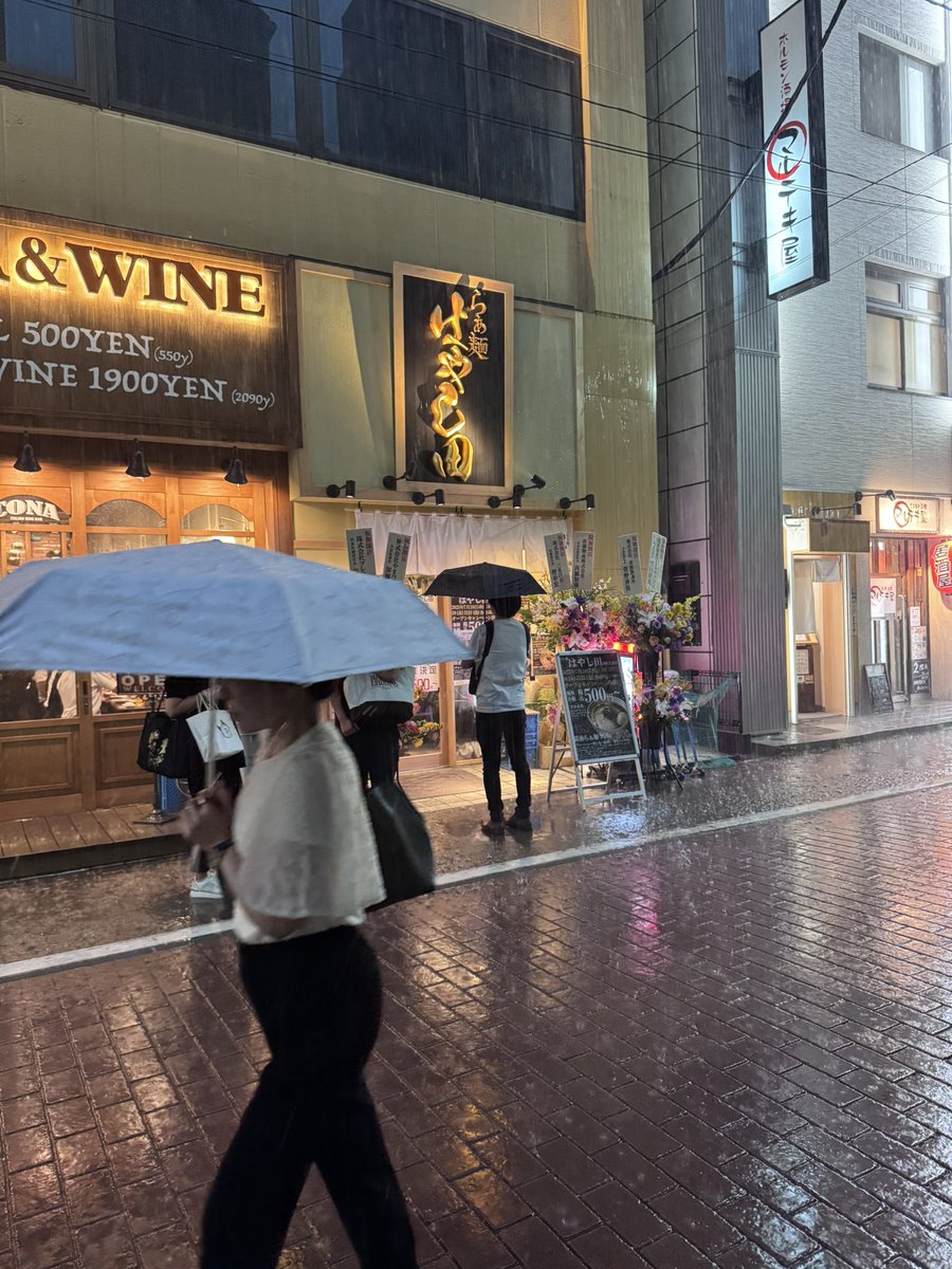 kawasemiMini4wd's tweet image. 激しい雷雨ですが
新店のラーメン屋さんへ
500円でつけ麺をいただきました
つけ麺と言えば濃厚魚介系が多かったので全然違う味でちょっとびっくりたまには違う味も良いね👍