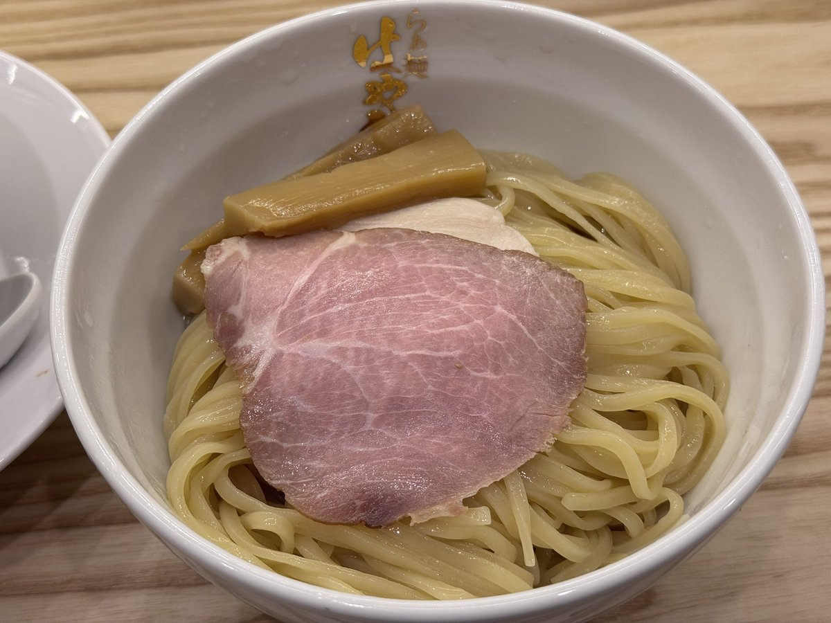 kawasemiMini4wd's tweet image. 激しい雷雨ですが
新店のラーメン屋さんへ
500円でつけ麺をいただきました
つけ麺と言えば濃厚魚介系が多かったので全然違う味でちょっとびっくりたまには違う味も良いね👍