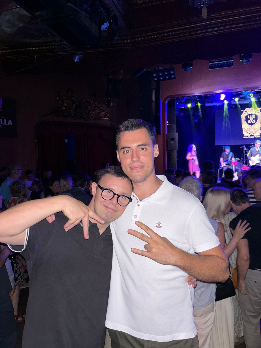 Just fa una setmana ens vam anar de concert i vam viure una nit màgica a la mítica Sala Luz de Gas 🎶. El pla: bona música, millor companyia i moltes ganes de passar-ho bé.

Quina sort poder compartir moments així junts/es! 🎸