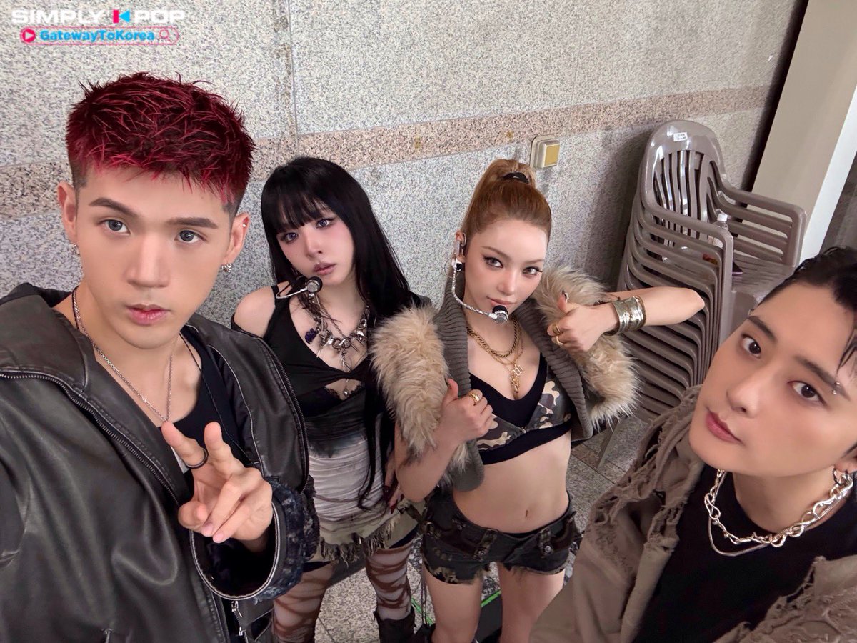 SIMPLY K-POP (@_simplykpop) on Twitter photo 나 카드한테 고막 “Touch” 당했어…💘
노래 듣늗 순간 그냥 녹아버림… 🫠❤️
#카드 #KARD #Touch
#SimplyKPop #심플리케이팝 나 카드한테 고막 “Touch” 당했어…💘
노래 듣늗 순간 그냥 녹아버림… 🫠❤️
#카드 #KARD #Touch
#SimplyKPop #심플리케이팝