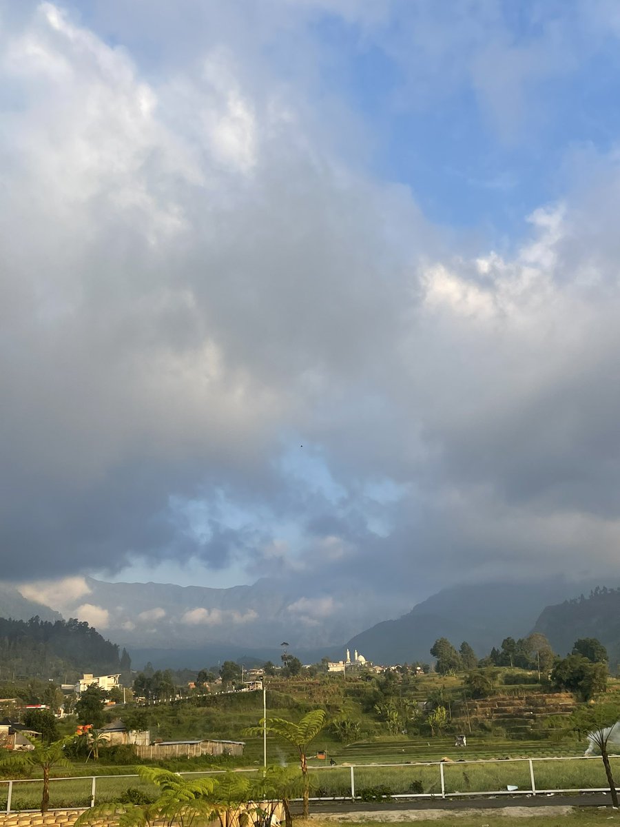 kalau bukan karena pengasuh anak gw asal sini dan pas pula libur sekolah, seumur umur blm tentu sampe sini😅
what a nice place🥰 sedjhuk