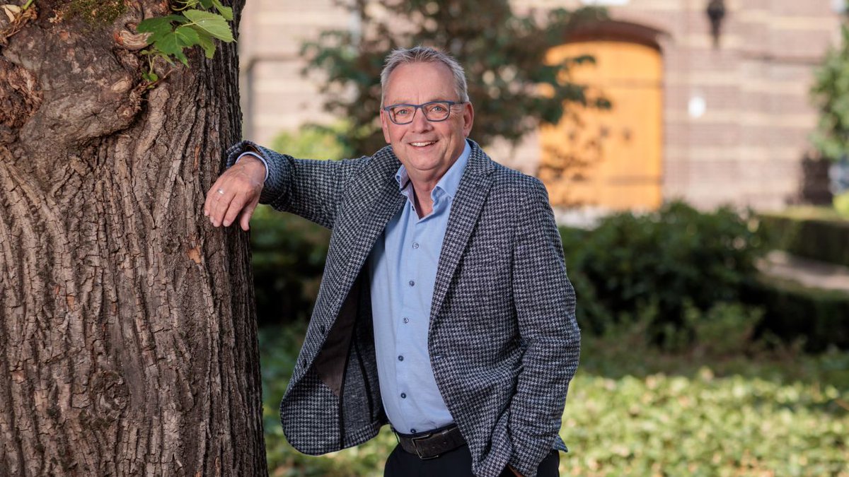 Brabant Bokaal van het Cultuurfonds Noord-Brabant voor Henk van Mierlo, Marjolijn Sengers en John Meulenbroeks. Een onderscheiding voor personen die zich op meer dan bijzondere wijze inzetten voor cultuur en natuur in de provincie.
Lees meer: brabant.nl/actueel/nieuws…