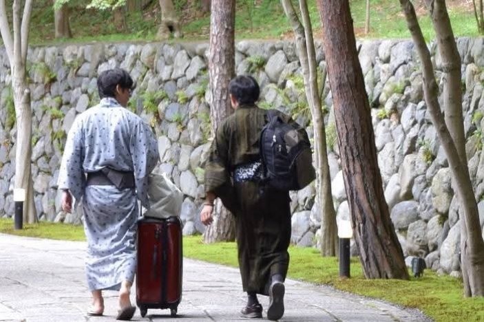 別名「虹の苔寺」とも呼ばれている光明院。 木々や草花が虹のように彩る。 例年この時期はサツキとツツジが見事に咲き誇っているが今年は猛暑のため青もみじの美しさが目についた。