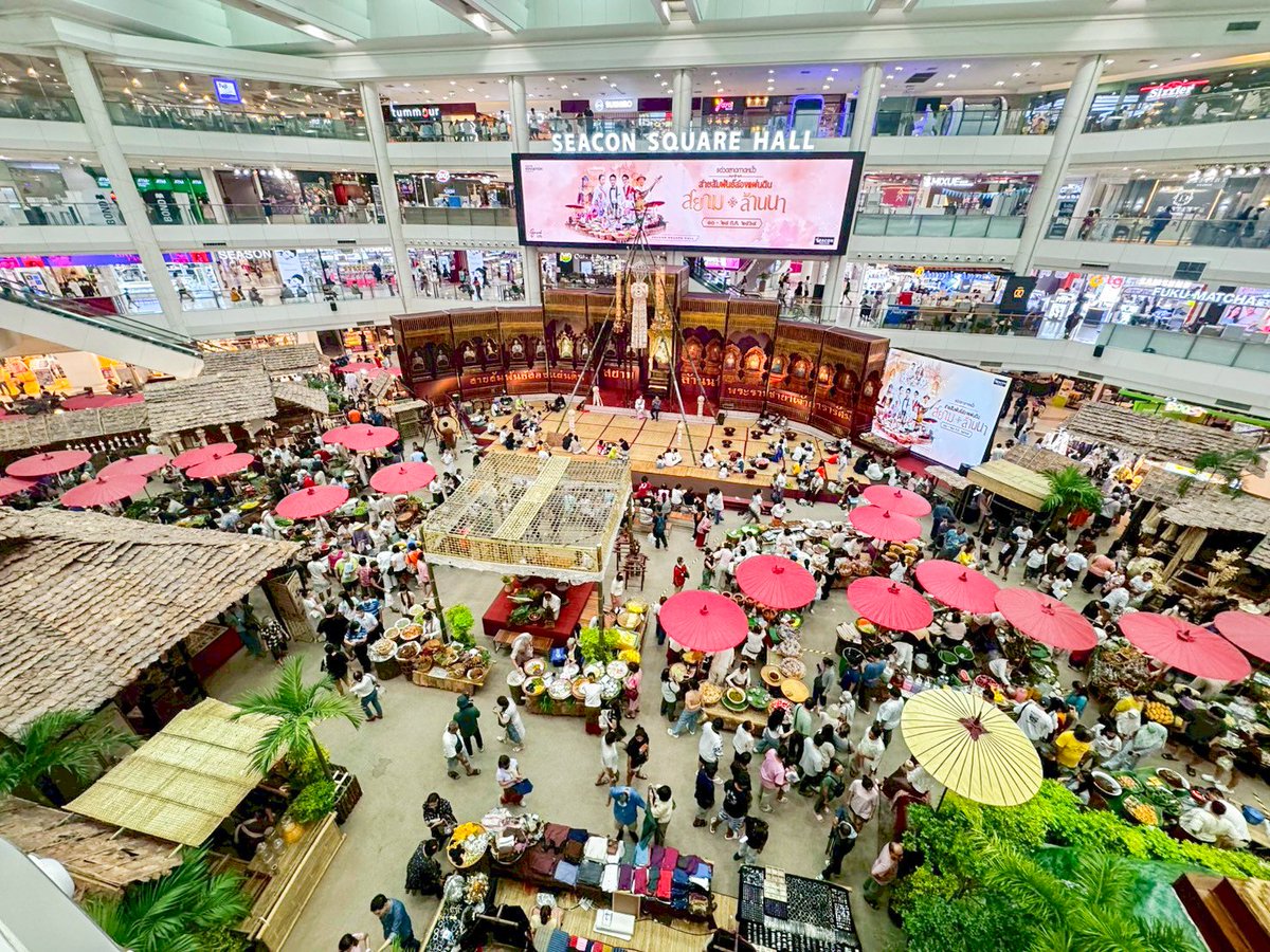 ร่วมเดินทางย้อนรอยวัฒนธรรม บนสายสัมพันธ์แห่งแผ่นดินสยามและล้านนา ย้อนต๋ำนานสองแผ่นดิน แต่งชุดเมือง ชมศิลป์ กิ๋นลำ
ในงาน “แอ่วตลาดกาดหมั้ว : สายสัมพันธ์สองแผ่นดิน สยาม-ล้านนา”
๑๐ - ๒๘ ก.ค. ๖๘ | ซีคอนสแควร์ ฮอลล์