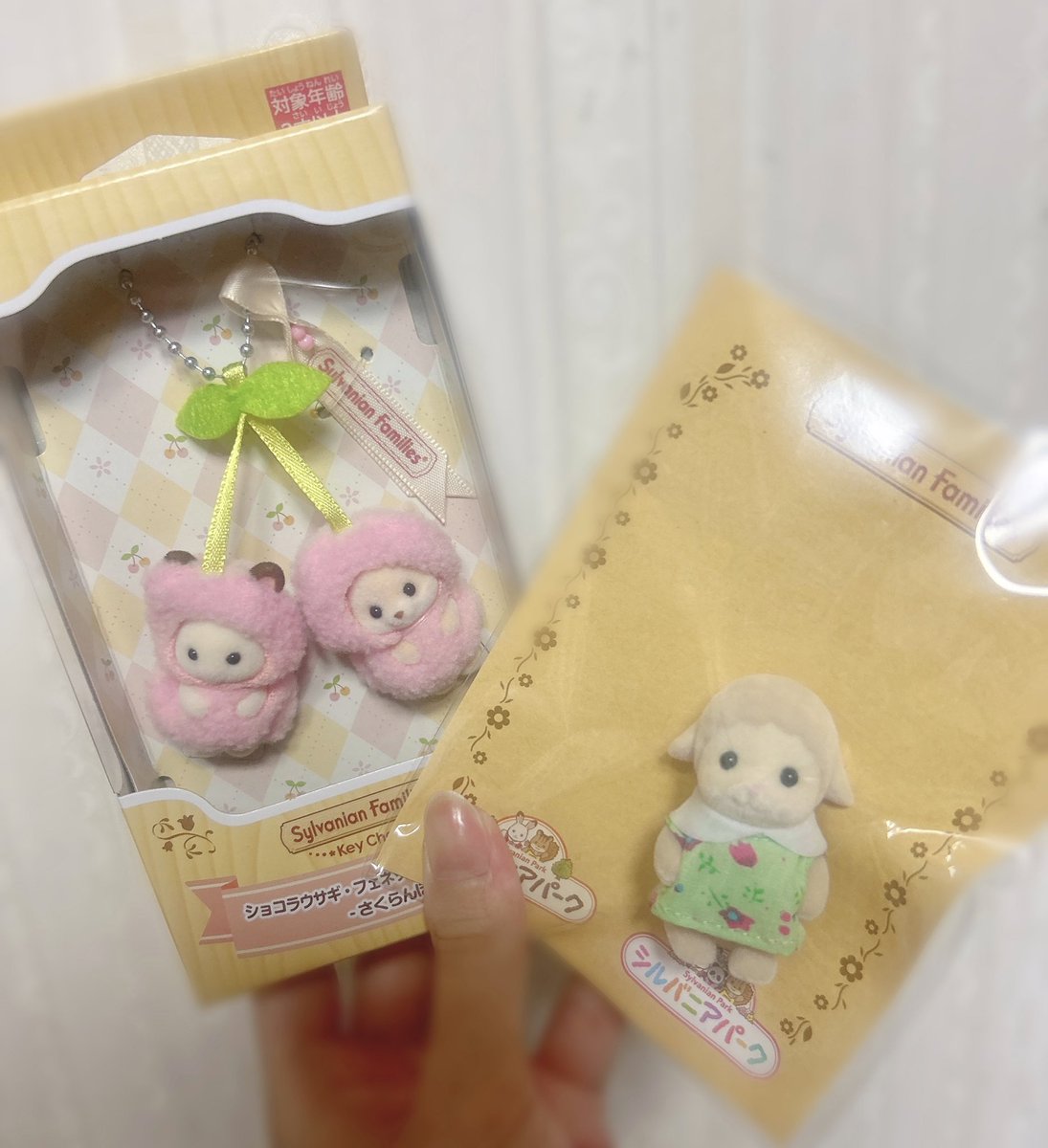 _emmatan's tweet photo. パーク限定エマちゃんとさくらんぼちゃんがお家にきました🐑🐑🍒♡♡♡
念願のおふたつ〜～(><)♡

エマちゃん会えた♡
#シルバニアファミリー 
#SylvanianFamilies #シルバニアパーク https://t.co/FZelm1mdyt