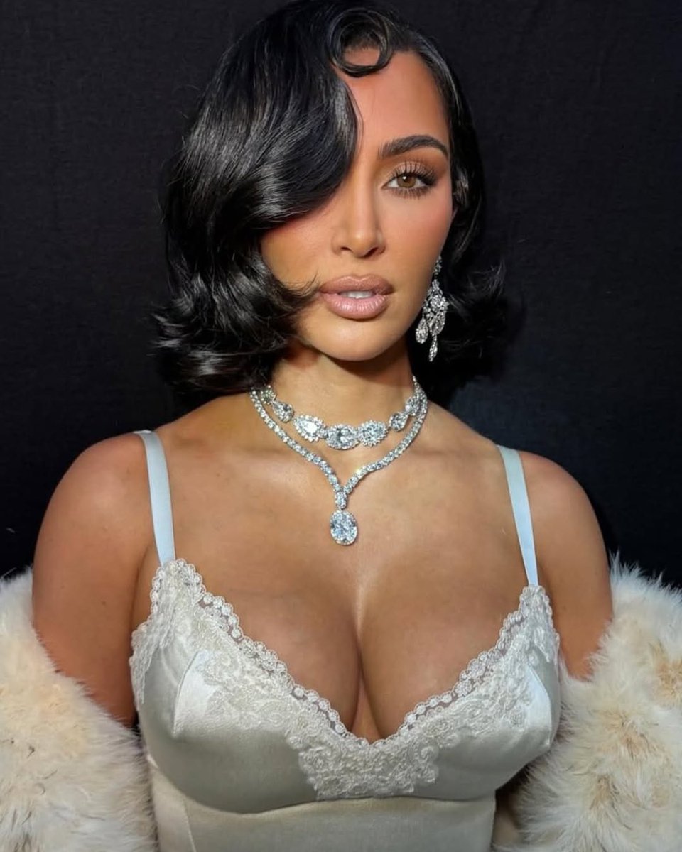 HELLOmagIndia's tweet image. #KimKardashian just channeled #ElizabethTaylor for #Demna’s last #Balenciaga show at #ParisCoutureWeek, and we can’t stop obsessing over it: hellomagazine.in/fashion/story/… #HELLOIndia #HELLOMagazine