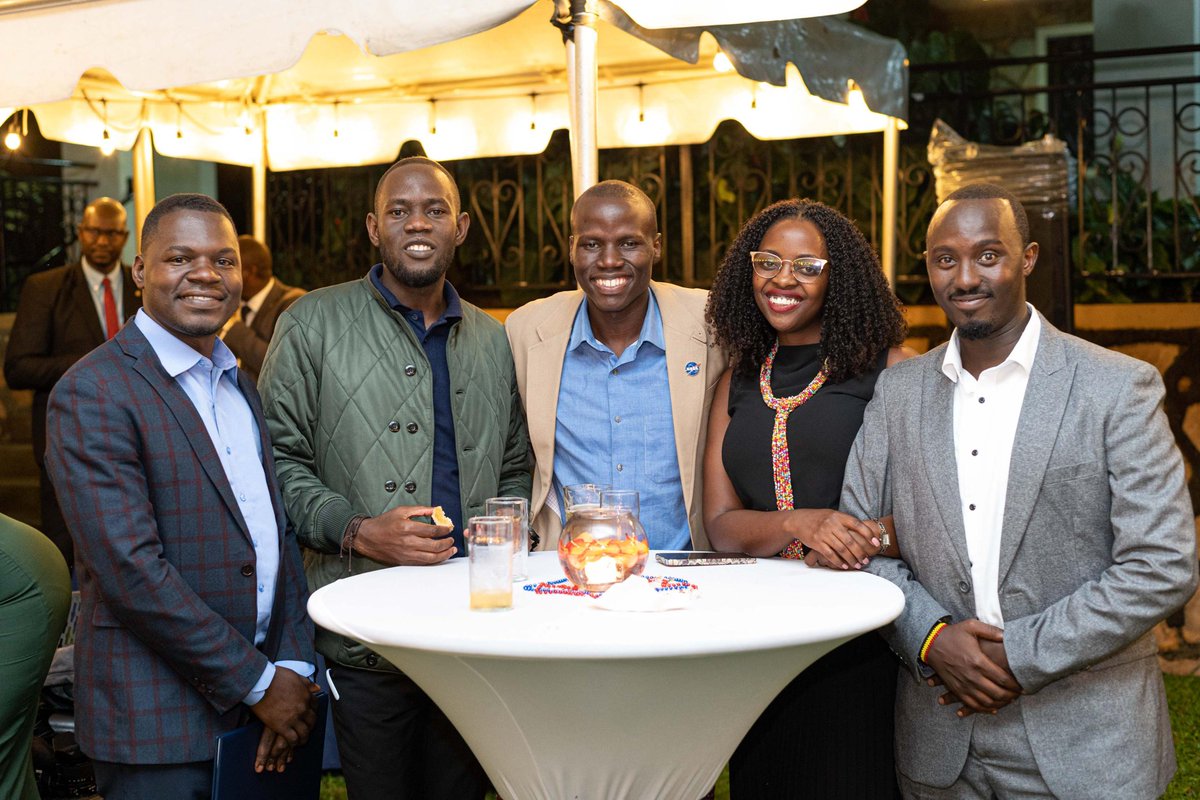 Maxwell_A_M's tweet image. With fellow @YALIRLCAlumniUg at the @USAlumniUganda Handover Ceremony last evening at the @usmissionuganda Ambassador's residence in Kololo. 
L-R; @seazjacks, @DrMitch_ug, @Maxwell_A_M, @joanmugaba &amp;amp; @MuhumuzaF_King. 😊

#Amplifier