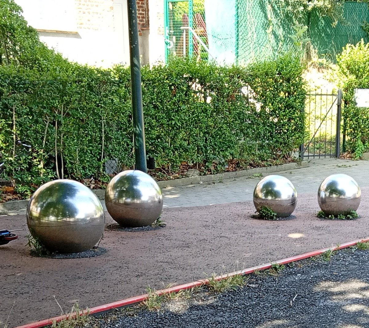 Laeken isn't just home to the Atomium, but also the Atomium's little sisters. "De kleine zusters van het Atomium." Here they are. (Cécile Pitois, 2012)
