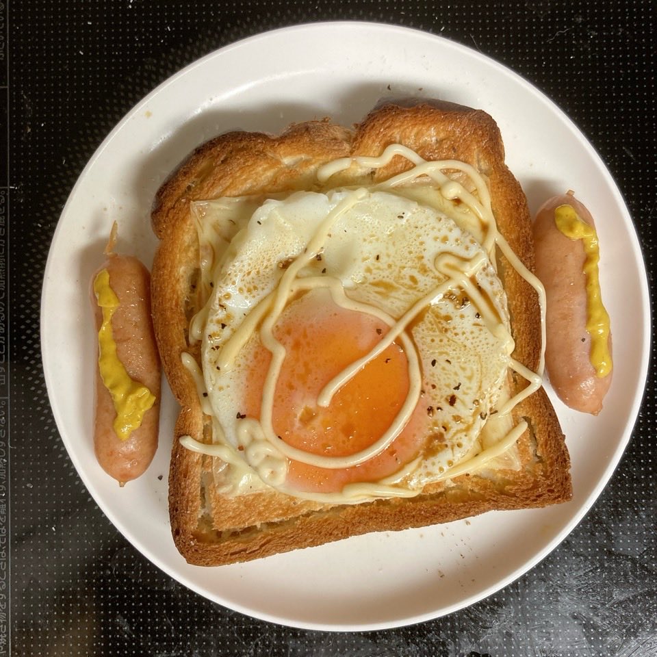 java_over50's tweet image. ソーセージ＋目玉焼きチーズトースト🍳