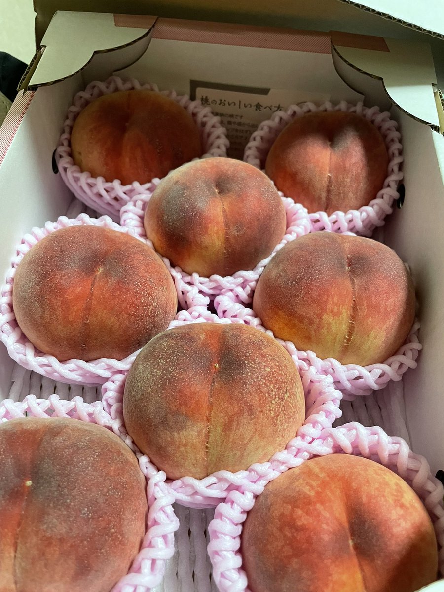今年もいただきました！
福島の桃
いつもありがとうございます🙇‍♀️

めちゃめちゃ甘くて最高でした❣️