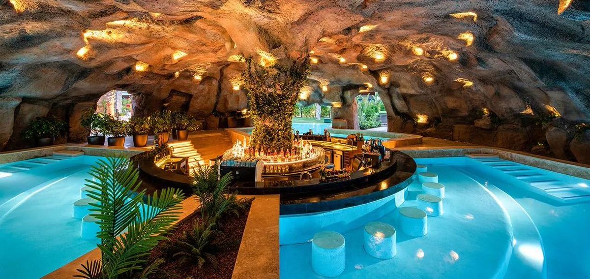 Jennifer Lopez, Antalya'da mağara konseptli ultra lüks bir odada kalacak:

• 2.500 metrekarelik özel alan.
• Aynı anda 14 kişilik konaklama kapasitesi.
• 6 ayrı giyinme odası.
• Havuz üstü bar.
• Sauna, özel sinema alanı ve şömine.