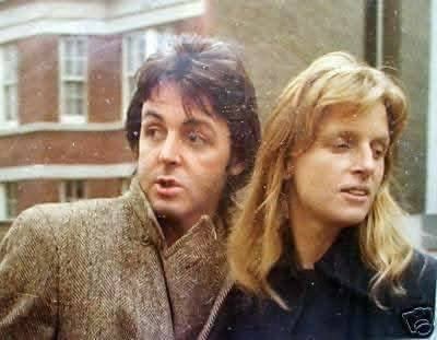 BooksBeatles's tweet image. Please enjoy this wintry late 70’s picture of Paul and Linda McCartney.