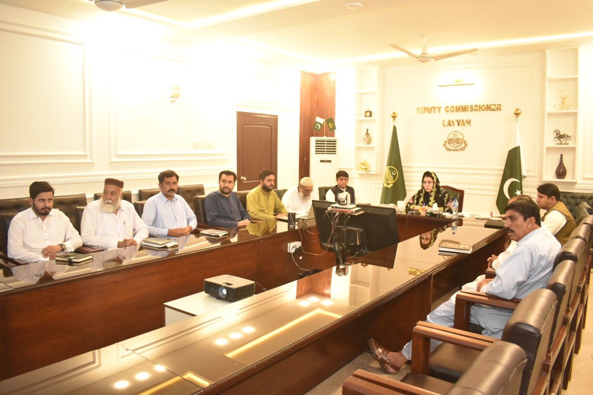 ڈپٹی کمشنر لیہ امیرابیدار بورڈ آف ریونیو کی زیر صدارت ویڈیو لنک اجلاس میں شریک، پلس پروجیکٹ کے تحت کیے گئے اقدامات کا تفصیلی جائزہ لیا گیا۔
ایڈیشنل ڈپٹی کمشنر ریونیو، اسسٹنٹ کمشنر لیہ و دیگر ریونیو افسران بھی موجود ہیں۔
<a href="/MaryamNSharif/">Maryam Nawaz Sharif</a> <a href="/CS_Punjab/">Chief Secretary Punjab</a> <a href="/Division_dgk/">Commissioner D.G.Khan Division</a>