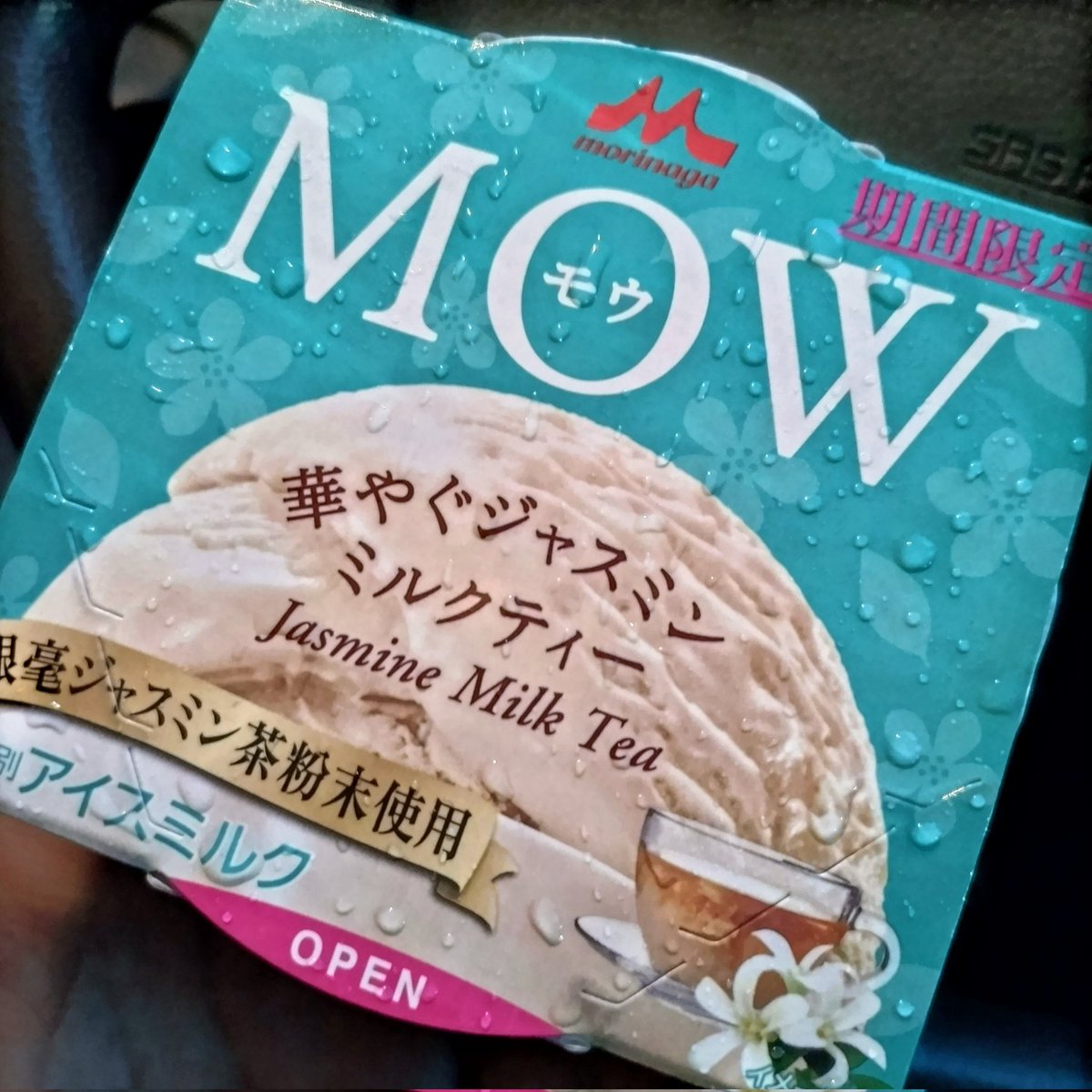 act883r's tweet image. 雨のしごおわスペシアル！（大げさ）
MOW[華やぐジャスミンミルクティー]

気になっていたので買ってみました〜
…めちゃウマでした…✨️

夏場はジャスミンティーをよく飲みます
他にも食欲に負けて色々季節商品な食べ物を買ってしまいました〜