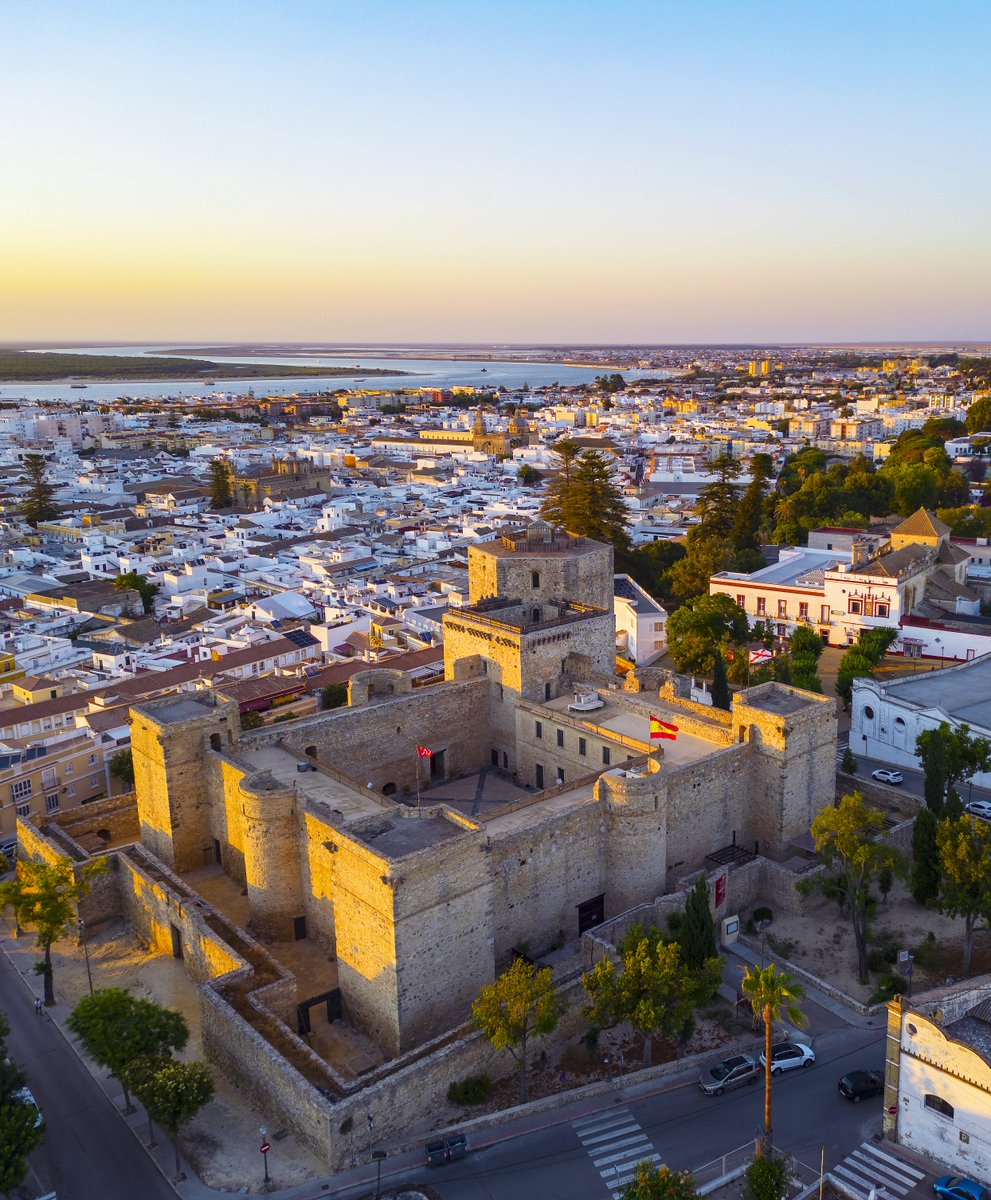 ¿Habéis visitado ya Sanlúcar de Barrameda? ¡Es el destino perfecto para vuestras vacaciones! Con un castillo de cuento de hadas y la puesta de sol más bonita frente al mar😃 Más información: mujerhoy.com/vivir/ocio/san… Vía <a href="/Mujerhoy/">Mujerhoy</a>  <a href="/diputacioncadiz/">Diputación de Cádiz</a> Foto de Antonio Sánchez Marcos.