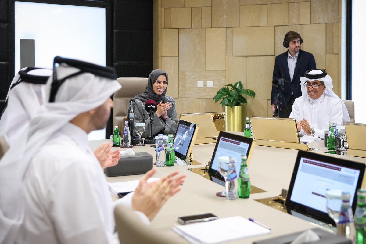 Qatar_Edu's tweet photo. اعتمدت سعادة السيدة لولوة بنت راشد الخاطر، وزيرة التربية والتعليم والتعليم العالي، نتائج الدور الأول لاختبارات الشهادة الثانوية العامة للعام الدراسي 2024–2025، خلال جلسة رسمية عُقدت بمقر الوزارة بحضور قياداتها وكبار المسؤولين.
وهنّأت سعادتها الطلبة الناجحين وأولياء أمورهم، معربة عن فخرها بالنتائج المشرفة التي جاءت ثمرة لتكامل جهود قطاعات الوزارة المختلفة، إلى جانب الجهود المخلصة التي بذلها المعلمون والإداريون في المدارس، ودور أسر الطلبة في دعمهم طوال العام الدراسي. كما أكدت أن الوزارة ماضية في دراسة النتائج وتحليلها، بهدف تعزيز نقاط القوة وتطوير مجالات التحسين، بما يواكب تطورات المنظومة التعليمية ويخدم أهداف رؤية قطر الوطنية 2030.
#نتائج_الشهادة_الثانوية_العامة
#وزارة_التربية_والتعليم_والتعليم_العالي