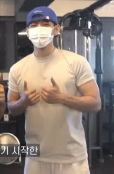 lilykoo33's tweet photo. He is so tall big buff and handsome https://t.co/snHAQrONEx