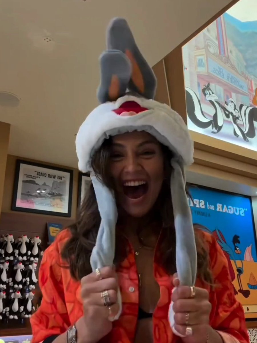 disney 🤏🏽                                 warner 🐣