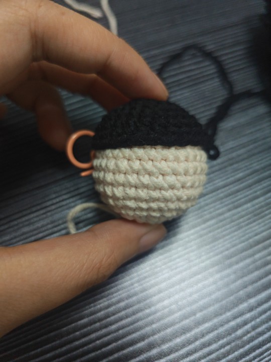 Irene_Lin0420's tweet photo. Had to undo the hair today because I messed up 🧶💛
Redid it to round 7 and tested it on the little bun head. Slowly getting there!
#Crochet #WIP #Handmade https://t.co/FFd5zRRjso