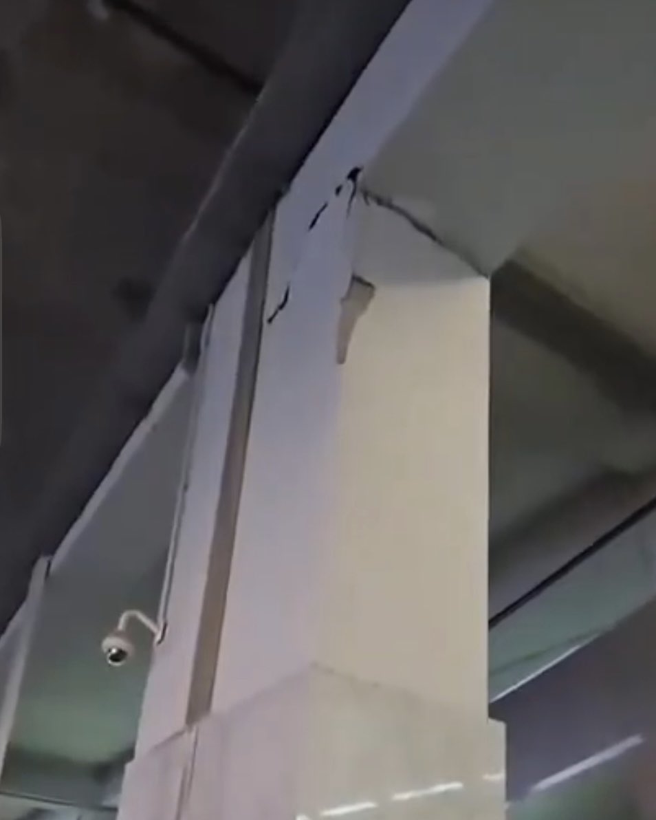 Institut IMS iz Beograda je zaključio da je na Prokopu ugrađeno ZNATNO MANJE armature od projektovane.

Do sada je na papiru bilo sve super – samo što plafon puca, zidovi se krune, a krov prokišnjava.

Ovo je svesno ugrožavanje bezbednosti građana!