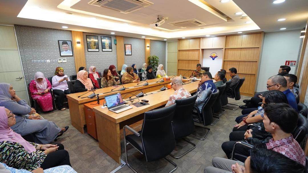 yayasanwp's tweet photo. MAJLIS HARI BERSAMA KETUA PEGAWAI EKSEKUTIF YWP &amp; SESI LAPOR DIRI KETUA PEGAWAI EKSEKUTIF BAHARU

https://t.co/I9VjD1Rxqy https://t.co/VFMoM3M1tC