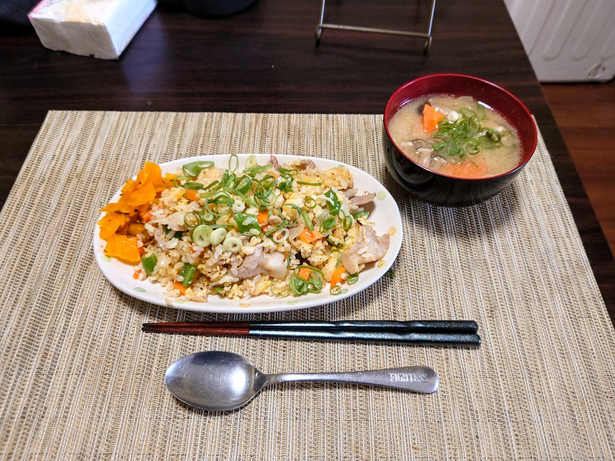 tanizoh20's tweet photo. 今週のたにぞぅ飯！

今日も一日お疲れ様でした✨

最近めちゃくちゃ蒸し暑いですねぇ🥵皆さん熱中症にゎお気をつけを……

最近あまりおうちごはんupしてなかったのでまとめて写真upしておきます😅

#たにぞぅ飯 
#おうちごはん
#だし巻き玉子定食 
#屋台風ソース焼きそば 
#焼き飯 
#唐揚げカレー https://t.co/YBIWNDavKP
