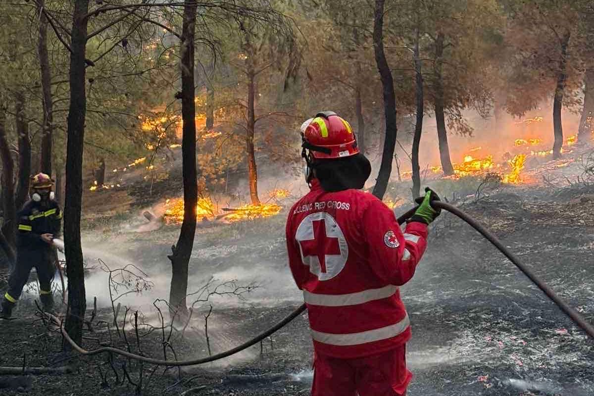 BirgitteEbbesen's tweet photo. A severe heatwave continues to sizzle Greece exacerbating wildfires.

Look at what is happening just outside of Athens. Fire has come dangerously close to houses forcing hundreds to evacuate.

Around the clock, @greekredcross volunteers are out there supporting the communities 🙏 https://t.co/bIzD7PTccS
