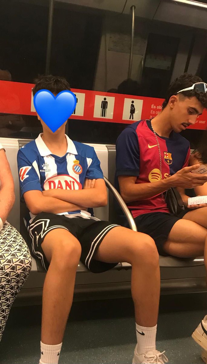 Elturris9's tweet photo. sempre a contracorrent💙🤍#rcde https://t.co/KZM1fJPh6X