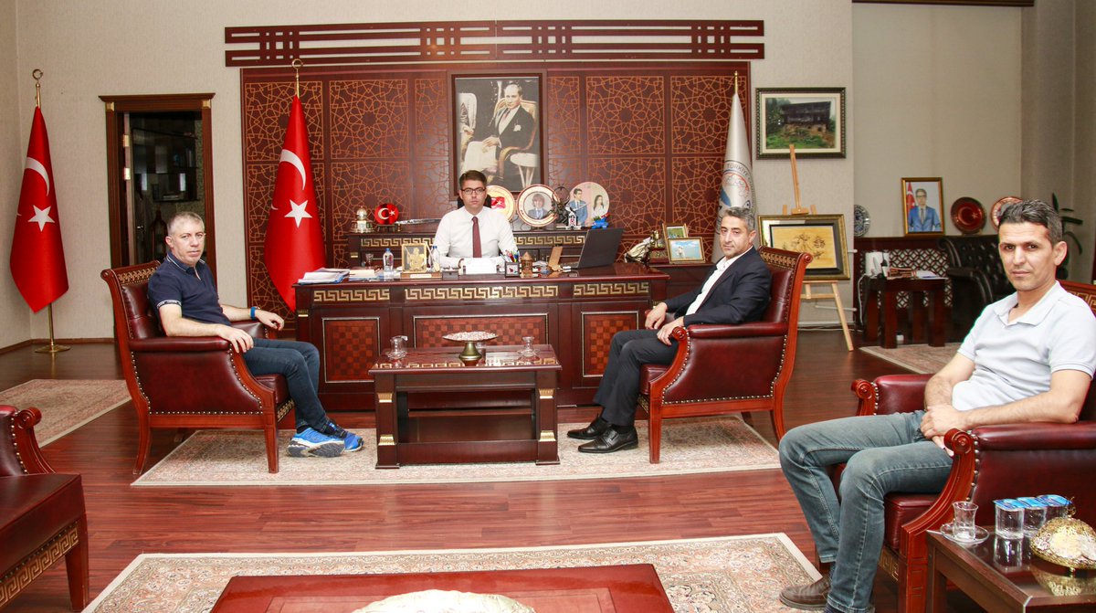 📍 Ziyaret | Kaymakamımız Sn. Murat KARALOĞLU, Erciş TOKİ Ticaret Merkezi Yöneticisi Cabir GÖRMÜŞ ve üyeleri Şeref HAKSEVER ile Akın HANÇER’i makamında kabul ederek esnafların taleplerini dinledi, teşekkür etti.

<a href="/karaloglu_murat/">Murat KARALOĞLU</a> 
#erciş