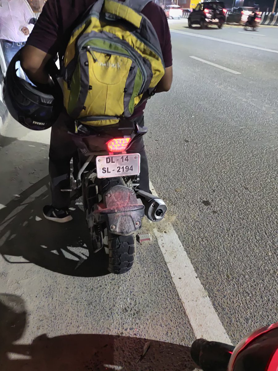 CoolIsmail017's tweet photo. @Uppolice बिना IND नंबर प्लेट के चल रहा और गाज़ियाबाद विजय नगर में लोगो को ठग रहा। लोगो से मोटी रकम चाकू दिखा कर वसूल रहा है। 8जुलाई2025 रात 9:52 पर इसने मुझे ट्रैप करके मेरा मोबाइल छीनकर upi ट्रांसक्शन की और #पुलिस मूकदर्शक बनी है @dgpup @CMOfficeUP @ghaziabadpolice https://t.co/uv8b03RfPc