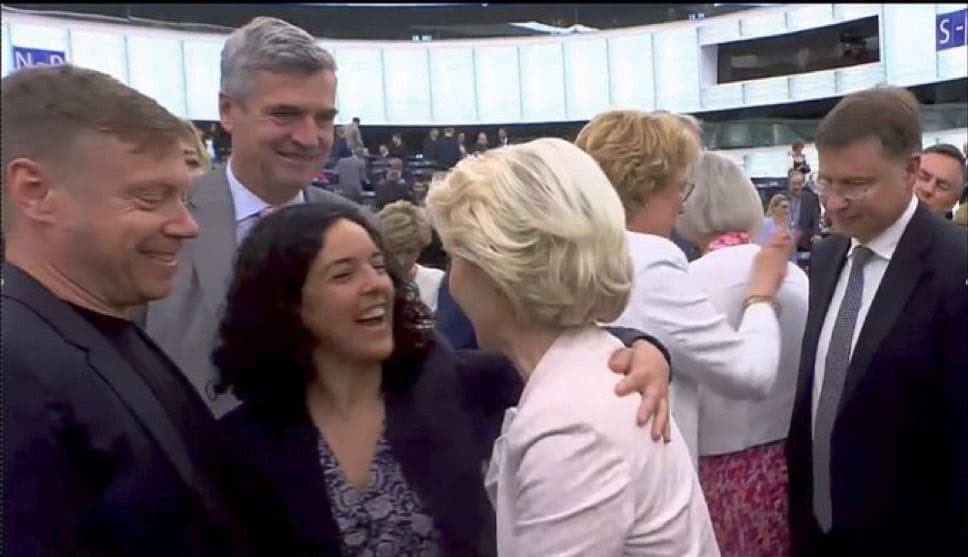 FabriceLeggeri's tweet image. Malgré le #Pfizergate, malgré le #GreenDeal, malgré l’opacité autoritaire de la Commission…

Ce midi, la droite, la gauche et les macronistes ont sauvé Ursula von der Leyen soit en votant contre, soit en s’abstenant. 

L’idéologie passe encore une fois avant les peuples !