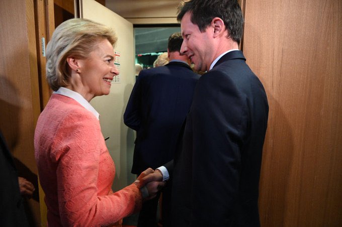 FabriceLeggeri's tweet image. Malgré le #Pfizergate, malgré le #GreenDeal, malgré l’opacité autoritaire de la Commission…

Ce midi, la droite, la gauche et les macronistes ont sauvé Ursula von der Leyen soit en votant contre, soit en s’abstenant. 

L’idéologie passe encore une fois avant les peuples !