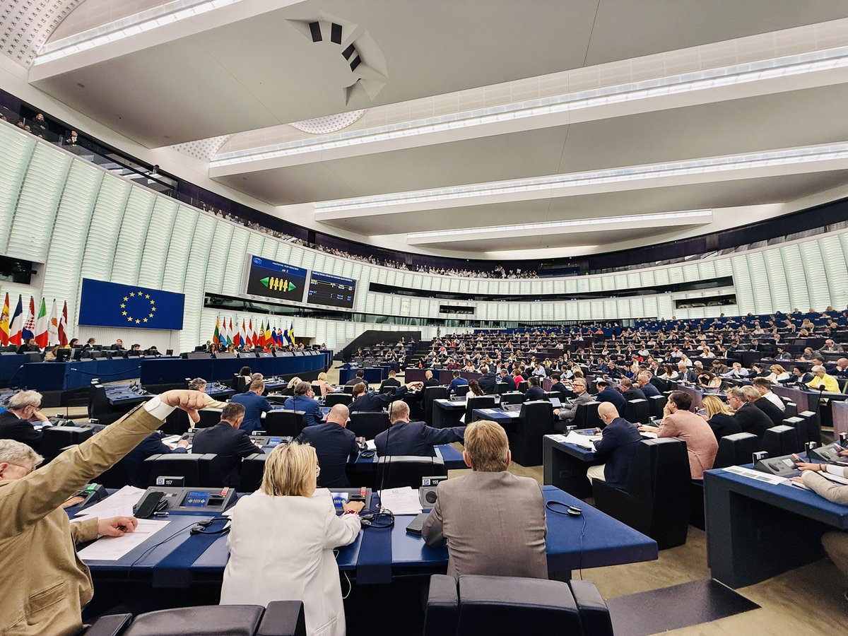 Äänin 360-175 komission puheenjohtaja Ursula von der Leyen saa jatkaa.

Äänestin vastaan.

Kokoomus, SDP, keskusta ja vihreät varmistivat, että löysä muuttoliikepolitiikka, löysä Ukrainan tukeminen, tiukka vihreä rankaiseminen ja tiukka regulointi jatkuvat.

Onnea Eurooppa ja