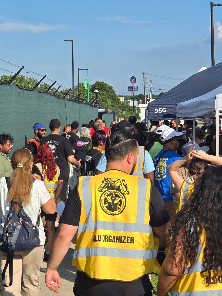 804_local's tweet image. Nothing like Local 804 and other locals coming together to help our Amazon Teamsters in Staten Island at JFK eight on prime week 
