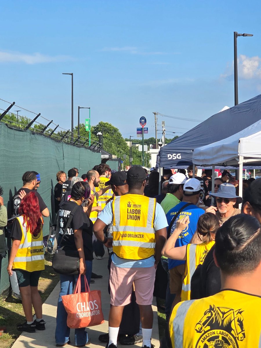 804_local's tweet image. Nothing like Local 804 and other locals coming together to help our Amazon Teamsters in Staten Island at JFK eight on prime week 