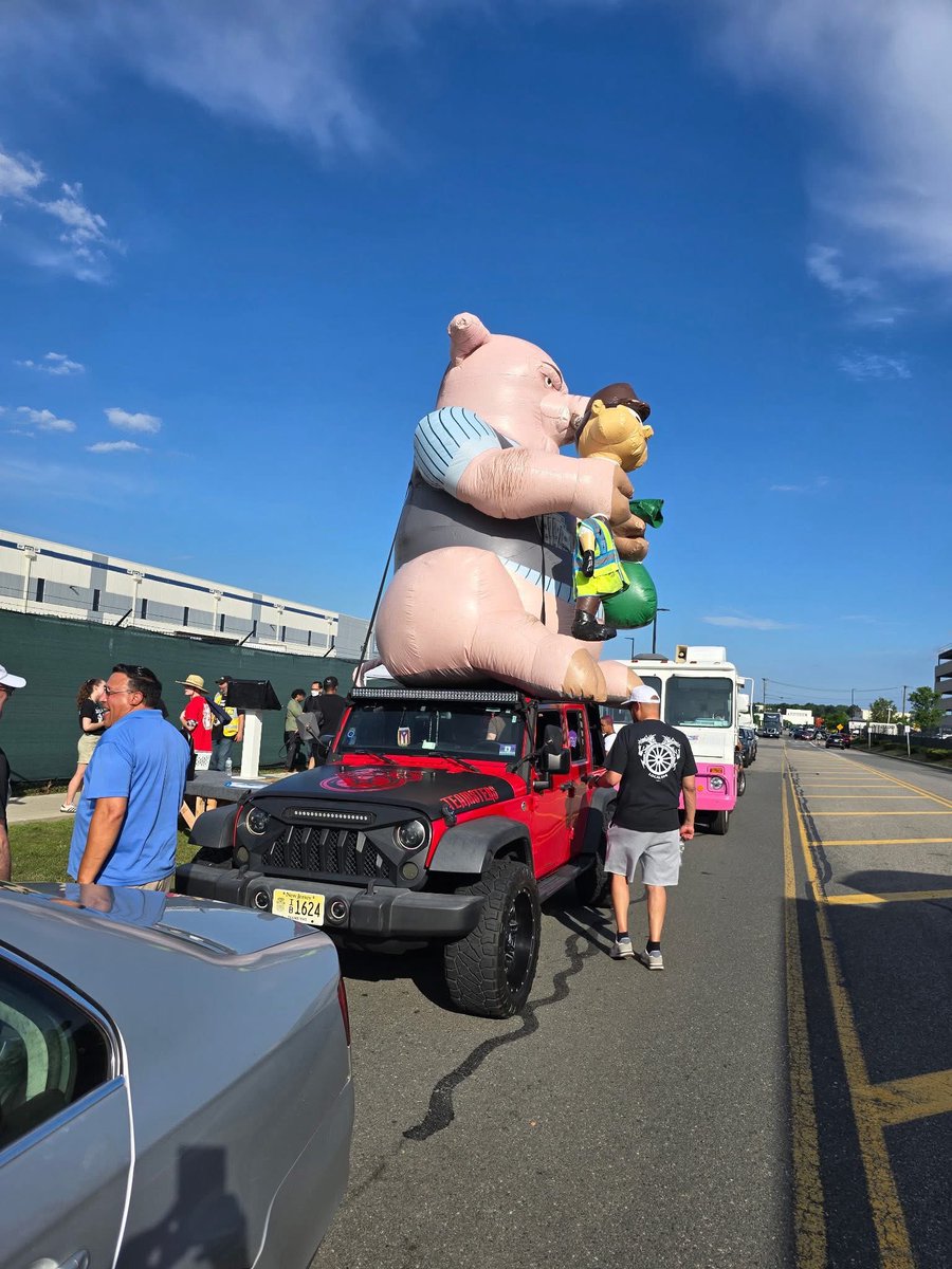 804_local's tweet image. Nothing like Local 804 and other locals coming together to help our Amazon Teamsters in Staten Island at JFK eight on prime week 