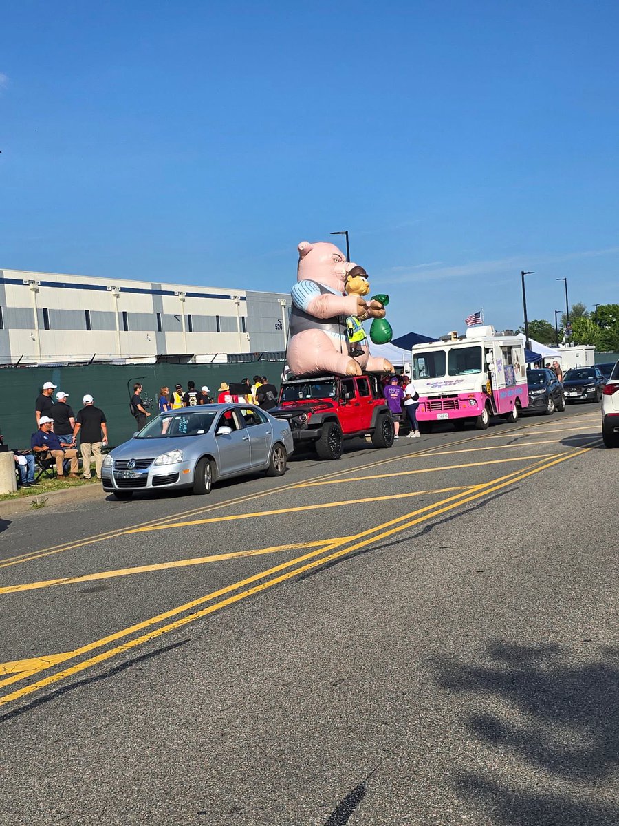 804_local's tweet image. Nothing like Local 804 and other locals coming together to help our Amazon Teamsters in Staten Island at JFK eight on prime week 