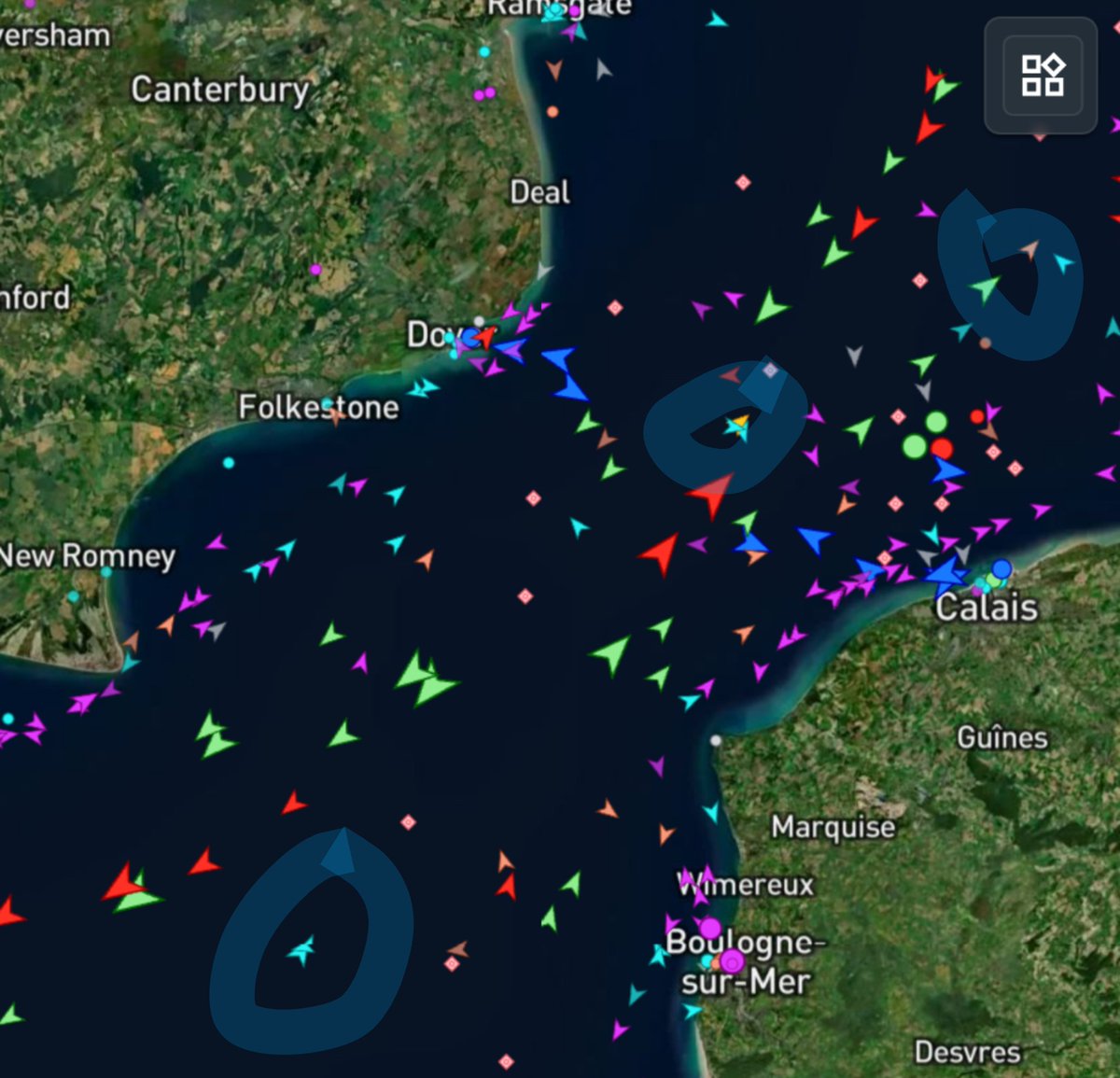 🚨 INVASION ALERT 🚨 

Over 250 ILLEGALS are sat in dinghies in the centre of the channel waiting to be picked up by Border Force after being escorted across this morning by French enforcement vessels

🛑 STOP THE BOATS 🛑