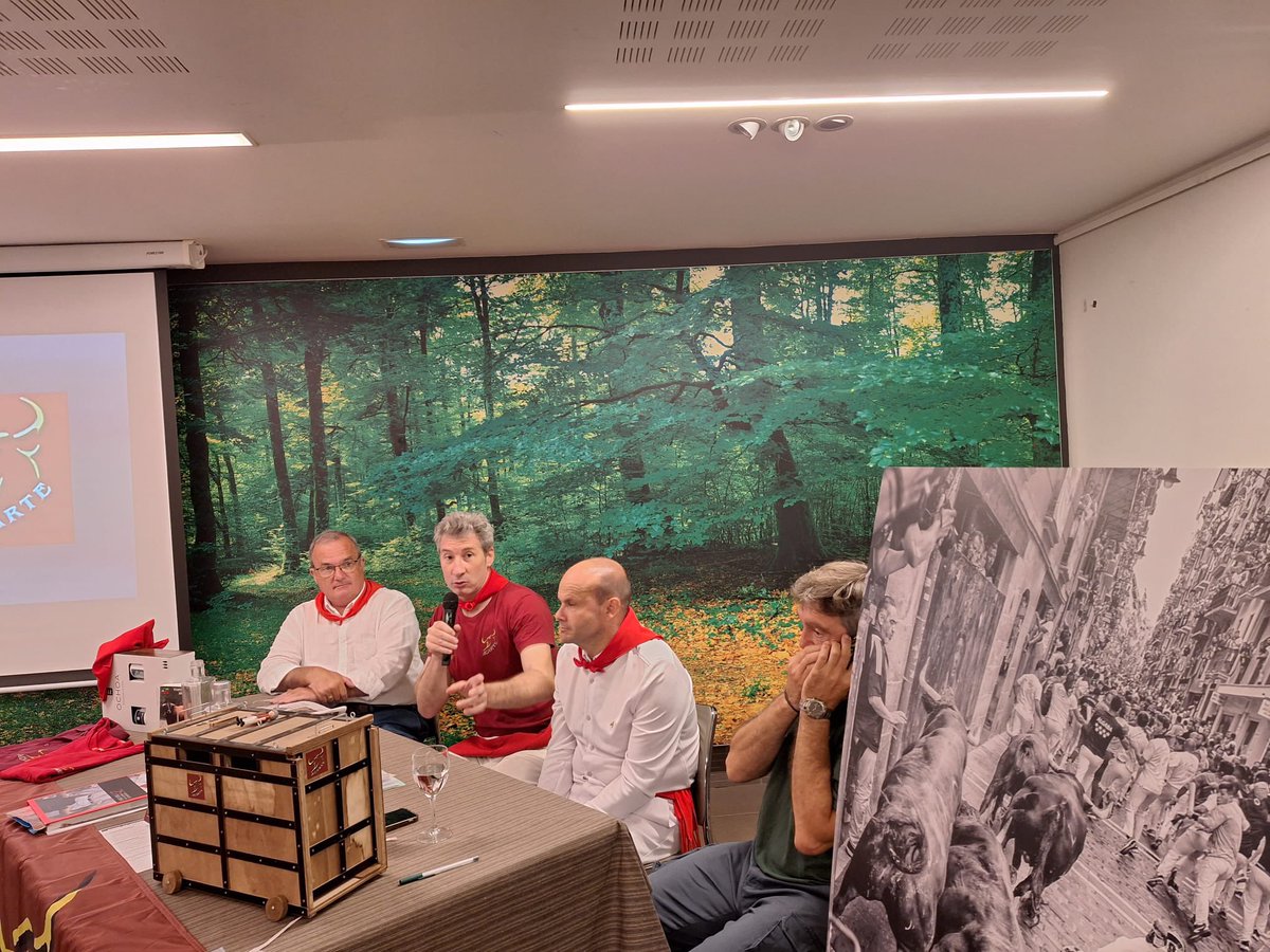 4 coloquio post-encierro de San Fermín 2025 con el ganadero Victoriano del Río y el pastor del encierro y también ganadero Miguel Reta “de casta Navarra” que ha recuperado el encaste navarro en su casa lidiando corridas de toros en estos últimos años!!
Esto no para!! Mañana más!!