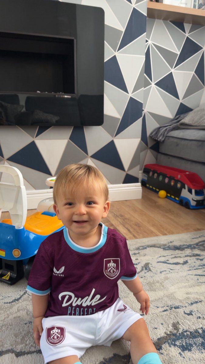 Jayw19's tweet photo. Happy 1st Birthday to my youngest claret 🥰 #twitterclarets @BurnleyOfficial @Danny_P1994 https://t.co/SYT1QCY0Dz
