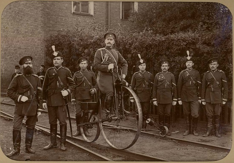heiscomeheisme's tweet image. THIS MAN IS VERY PROUD OF HIS CONTRAPTION AND HAS BROUGHT HIS PALS TO LOOK AT IT, BUT THEY ARE INDIFFERENT ... A GREAT TRAGEDY THIS IS