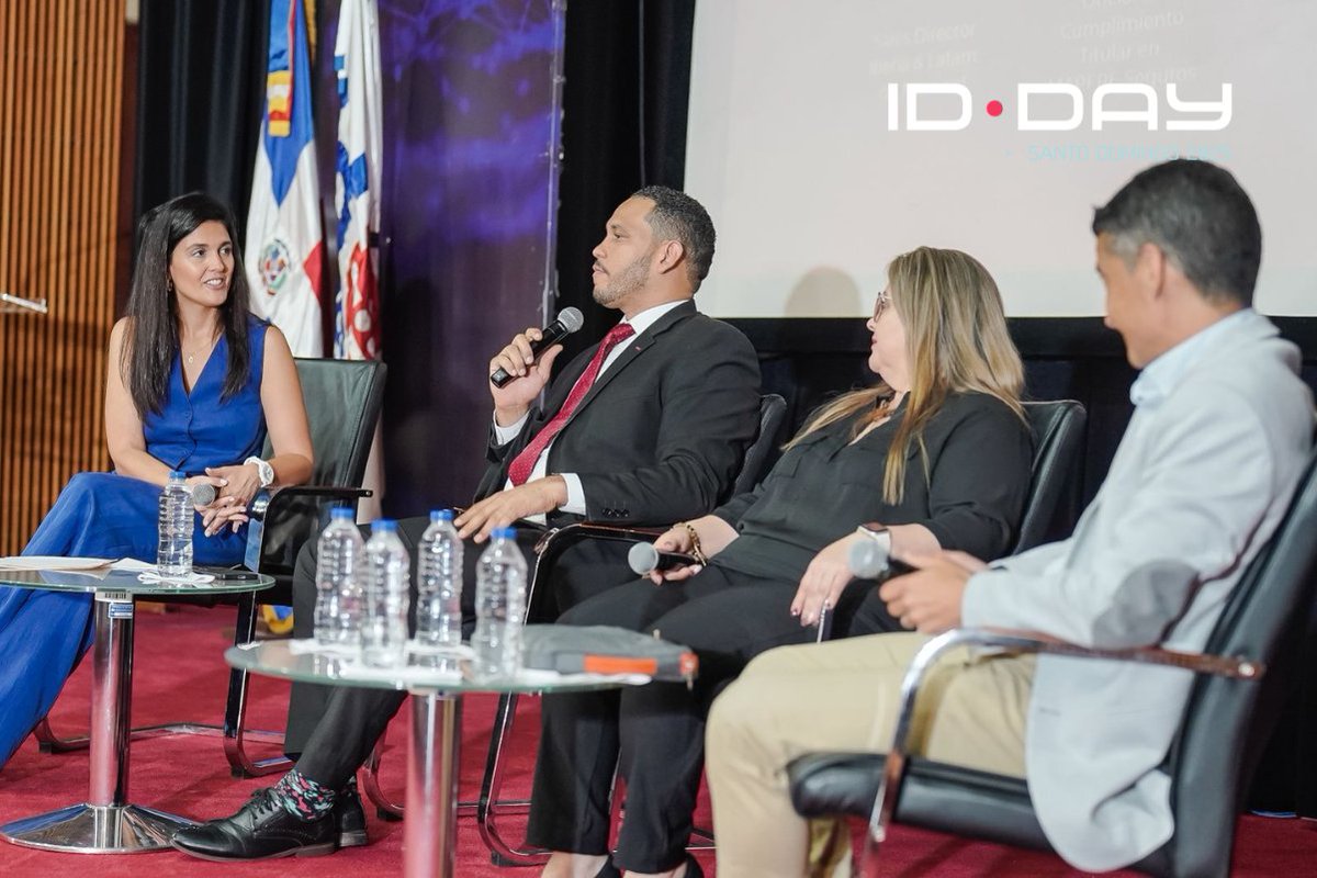 #IDDaySantoDomingo | Panel sobre digitalización segura del sector público y privado, moderado por Gertrudis junto a Érika Prado (MAPFRE), Ferran Díaz (Namirial) y Manuel Mayrele (OGTIC) debatieron sobre casos de éxito, retos y oportunidades del sector asegurador y financiero👇